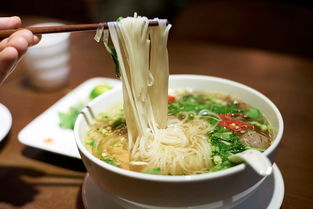 越南河粉配菜丰富多样，以下将详细介绍经典肉类、海鲜类、蔬菜类、调料类、米粉类、豆制品类、酱料类以及酸菜类等配菜：