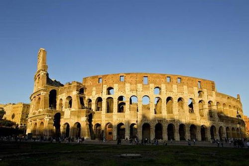 罗马，这座古老的城市，是古罗马帝国的中心，也是西方文明的摇篮。在这里，你可以找到丰富的历史遗迹和美食。本文将带你领略罗马的古迹与美食。